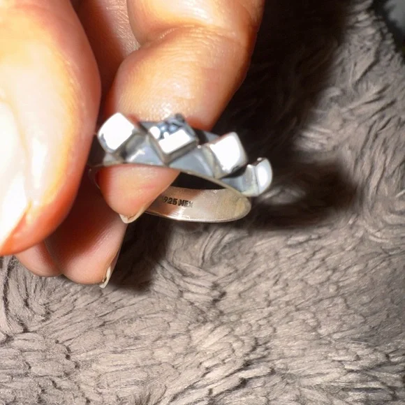 Sterling Silver band ring with white stones approx size 7-8 - Picture 11 of 11